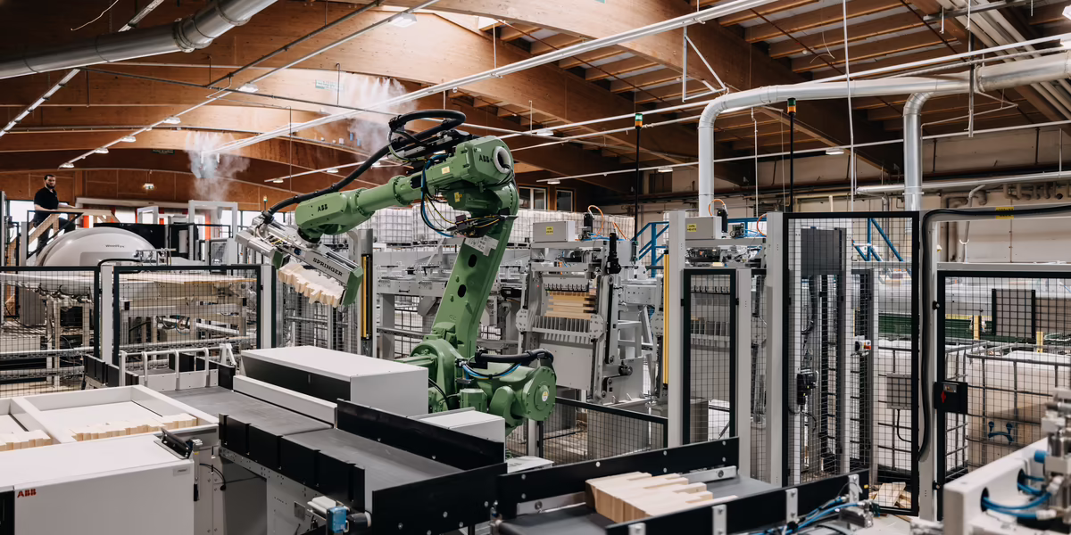 Die Produktionshalle der Tiroler Lamellierholz GmbH